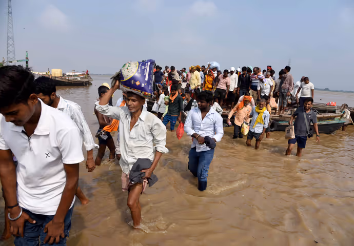 Patna Flood: एक तरफ राखी की खुशियां, दूसरी तरफ बाढ़ का दर्द... तस्वीरों में देखिए मां की बेबसी