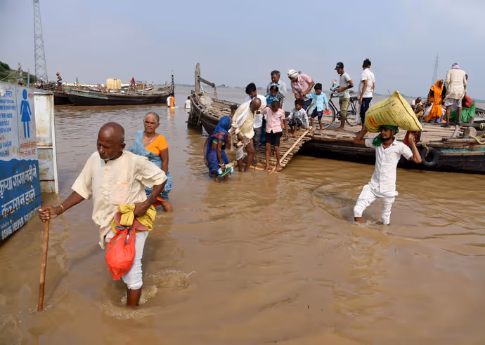 Patna Flood: एक तरफ राखी की खुशियां, दूसरी तरफ बाढ़ का दर्द... तस्वीरों में देखिए मां की बेबसी