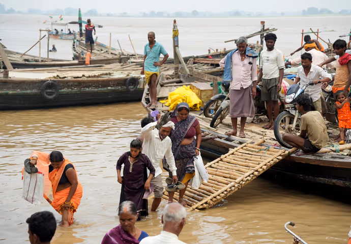 Patna Flood: एक तरफ राखी की खुशियां, दूसरी तरफ बाढ़ का दर्द... तस्वीरों में देखिए मां की बेबसी