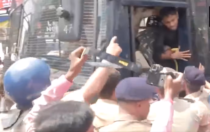 BPSC Protest: पुलिस ने चलाई वॉटर कैनन तो शैंपू लगा नहाने लगे छात्र, 10 तस्वीरों में देखें बिहार प्रोटेस्ट