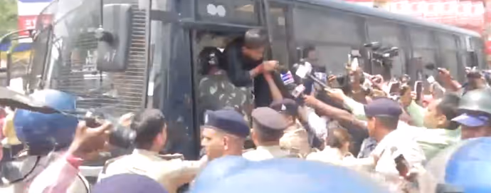 BPSC Protest: पुलिस ने चलाई वॉटर कैनन तो शैंपू लगा नहाने लगे छात्र, 10 तस्वीरों में देखें बिहार प्रोटेस्ट