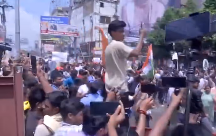 BPSC Protest: पुलिस ने चलाई वॉटर कैनन तो शैंपू लगा नहाने लगे छात्र, 10 तस्वीरों में देखें बिहार प्रोटेस्ट