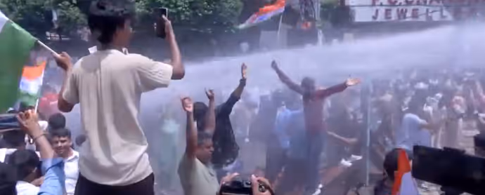 BPSC Protest: पुलिस ने चलाई वॉटर कैनन तो शैंपू लगा नहाने लगे छात्र, 10 तस्वीरों में देखें बिहार प्रोटेस्ट