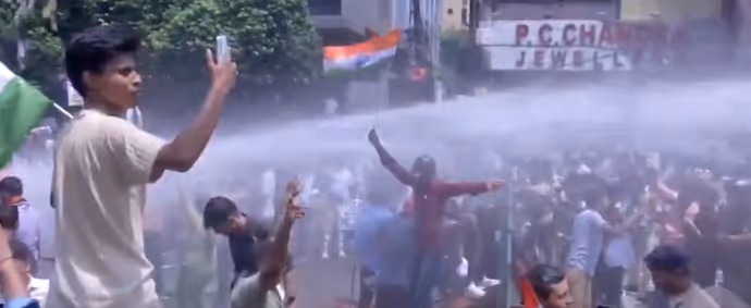 BPSC Protest: पुलिस ने चलाई वॉटर कैनन तो शैंपू लगा नहाने लगे छात्र, 10 तस्वीरों में देखें बिहार प्रोटेस्ट