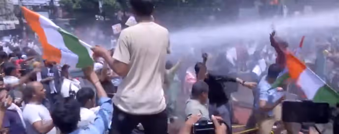 BPSC Protest: पुलिस ने चलाई वॉटर कैनन तो शैंपू लगा नहाने लगे छात्र, 10 तस्वीरों में देखें बिहार प्रोटेस्ट