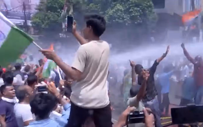 BPSC Protest: पुलिस ने चलाई वॉटर कैनन तो शैंपू लगा नहाने लगे छात्र, 10 तस्वीरों में देखें बिहार प्रोटेस्ट