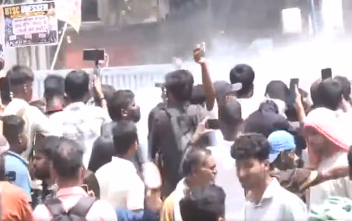 BPSC Protest: पुलिस ने चलाई वॉटर कैनन तो शैंपू लगा नहाने लगे छात्र, 10 तस्वीरों में देखें बिहार प्रोटेस्ट