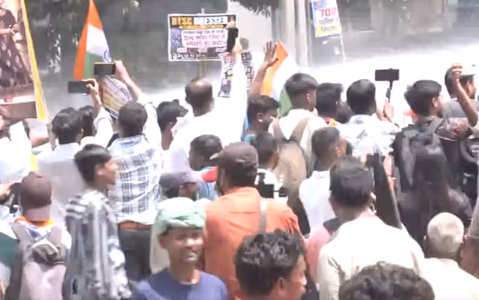 BPSC Protest: पुलिस ने चलाई वॉटर कैनन तो शैंपू लगा नहाने लगे छात्र, 10 तस्वीरों में देखें बिहार प्रोटेस्ट