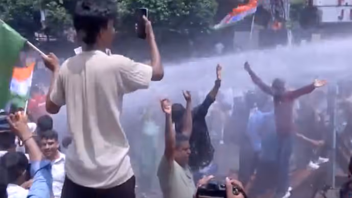 BPSC Protest: पुलिस ने चलाई वॉटर कैनन तो शैंपू लगा नहाने लगे छात्र, 10 तस्वीरों में देखें बिहार प्रोटेस्ट