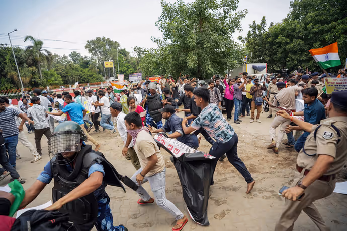 पटना में बवाल, राजभवन की ओर बढ़ रहे छात्रों पर पुलसिया एक्शन, 10 PHOTO में देखें BPSC प्रोटेस्ट