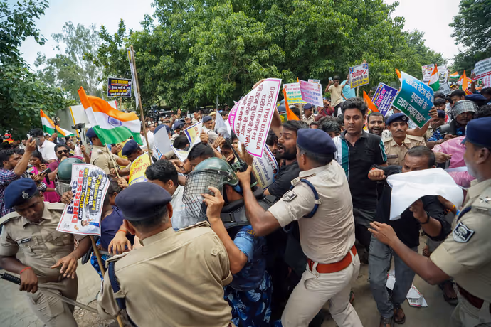 पटना में बवाल, राजभवन की ओर बढ़ रहे छात्रों पर पुलसिया एक्शन, 10 PHOTO में देखें BPSC प्रोटेस्ट