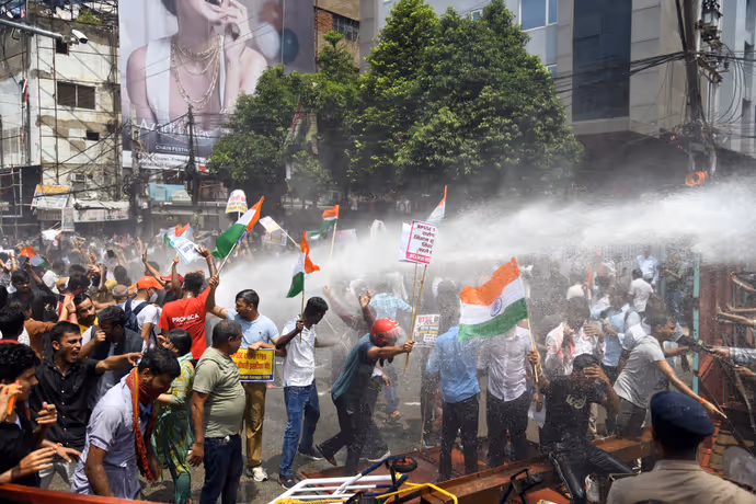 पटना में बवाल, राजभवन की ओर बढ़ रहे छात्रों पर पुलसिया एक्शन, 10 PHOTO में देखें BPSC प्रोटेस्ट