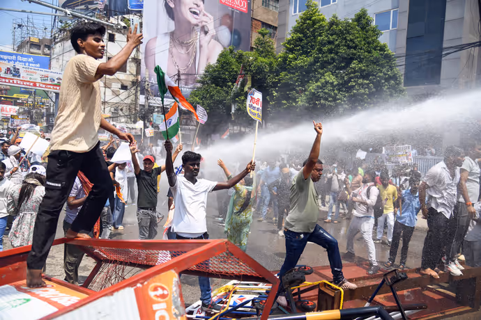 पटना में बवाल, राजभवन की ओर बढ़ रहे छात्रों पर पुलसिया एक्शन, 10 PHOTO में देखें BPSC प्रोटेस्ट