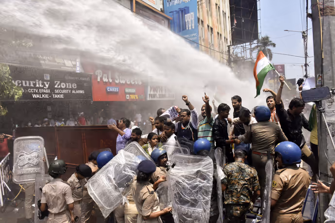 पटना में बवाल, राजभवन की ओर बढ़ रहे छात्रों पर पुलसिया एक्शन, 10 PHOTO में देखें BPSC प्रोटेस्ट