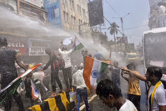 पटना में बवाल, राजभवन की ओर बढ़ रहे छात्रों पर पुलसिया एक्शन, 10 PHOTO में देखें BPSC प्रोटेस्ट