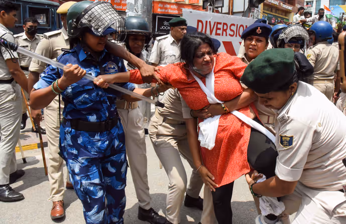 पटना में बवाल, राजभवन की ओर बढ़ रहे छात्रों पर पुलसिया एक्शन, 10 PHOTO में देखें BPSC प्रोटेस्ट