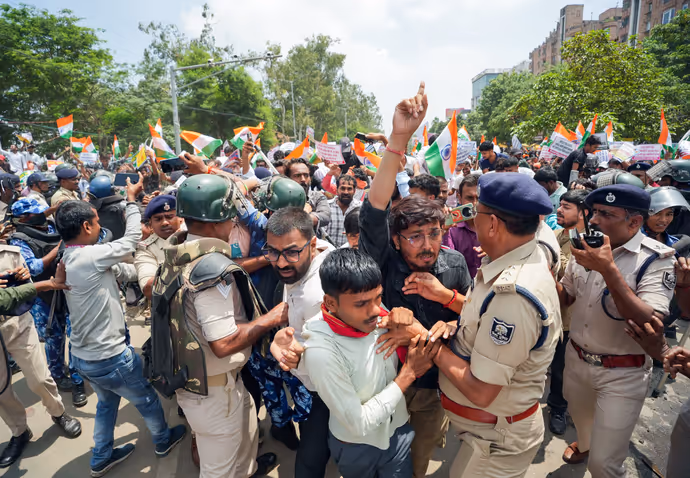 पटना में बवाल, राजभवन की ओर बढ़ रहे छात्रों पर पुलसिया एक्शन, 10 PHOTO में देखें BPSC प्रोटेस्ट
