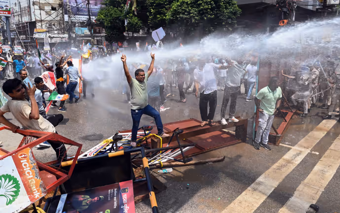 पटना में बवाल, राजभवन की ओर बढ़ रहे छात्रों पर पुलसिया एक्शन, 10 PHOTO में देखें BPSC प्रोटेस्ट