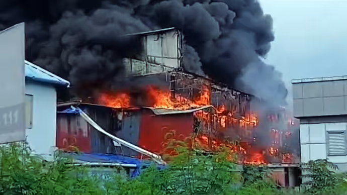 केरल: कहीं आग तो कहीं पानी ने मचाई तबाही, 6 PHOTO में देखें कैसे भारी पड़ा मंगलवार