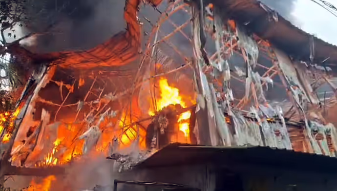 केरल: कहीं आग तो कहीं पानी ने मचाई तबाही, 6 PHOTO में देखें कैसे भारी पड़ा मंगलवार