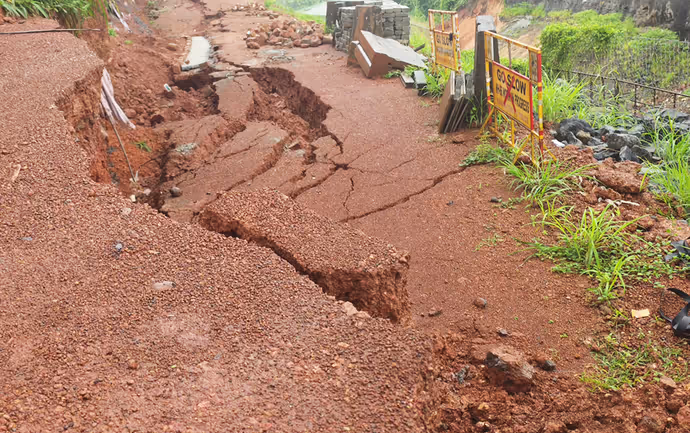 केरल: कहीं आग तो कहीं पानी ने मचाई तबाही, 6 PHOTO में देखें कैसे भारी पड़ा मंगलवार