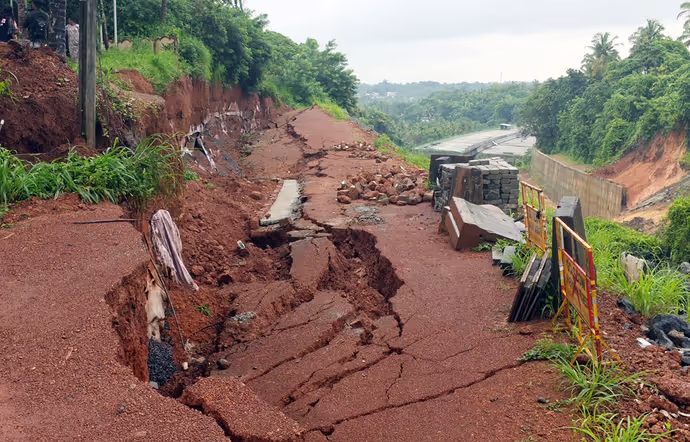 केरल: कहीं आग तो कहीं पानी ने मचाई तबाही, 6 PHOTO में देखें कैसे भारी पड़ा मंगलवार
