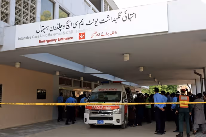 Pakistan Hospital Fire: PIMS में AC ब्लास्ट से तबाही, 15 नवजातों की मौत, 9 Photos में खौफनाक मंजर