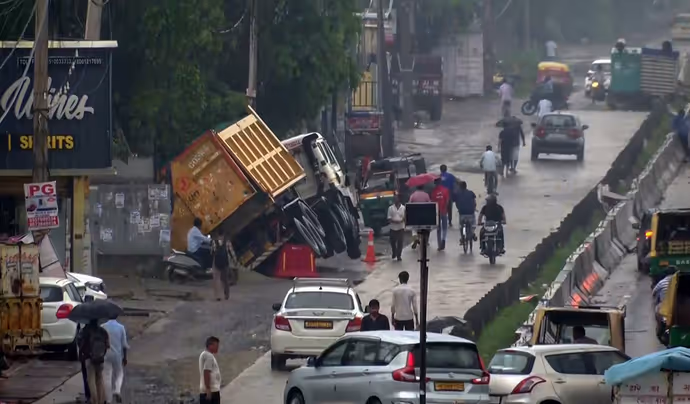Flood Pics: बनारस से दिल्ली-गुरुग्राम तक बारिश से मचा हाहाकार, 10 तस्वीरों में तबाही का मंजर