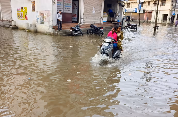 Flood Pics: बनारस से दिल्ली-गुरुग्राम तक बारिश से मचा हाहाकार, 10 तस्वीरों में तबाही का मंजर