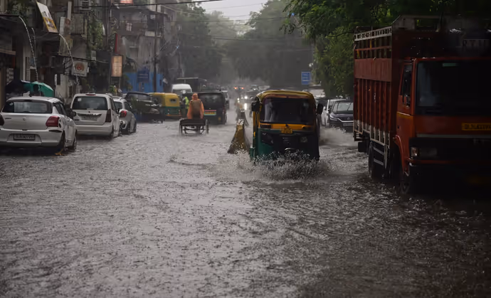 Flood Pics: बनारस से दिल्ली-गुरुग्राम तक बारिश से मचा हाहाकार, 10 तस्वीरों में तबाही का मंजर