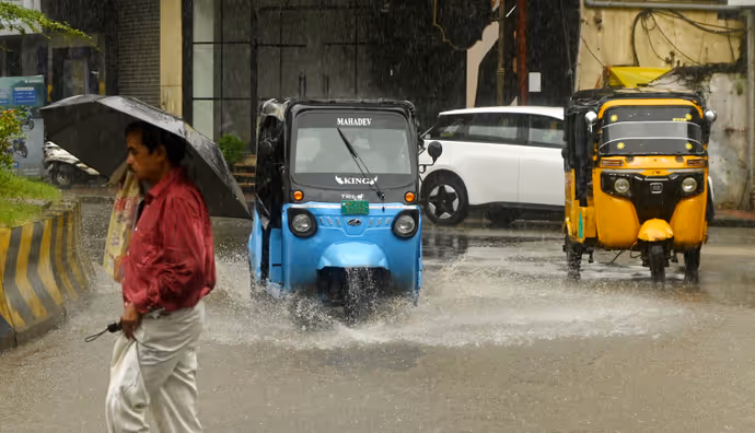 Flood Pics: बनारस से दिल्ली-गुरुग्राम तक बारिश से मचा हाहाकार, 10 तस्वीरों में तबाही का मंजर