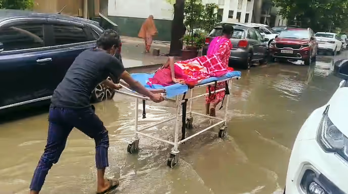 Flood Pics: बनारस से दिल्ली-गुरुग्राम तक बारिश से मचा हाहाकार, 10 तस्वीरों में तबाही का मंजर