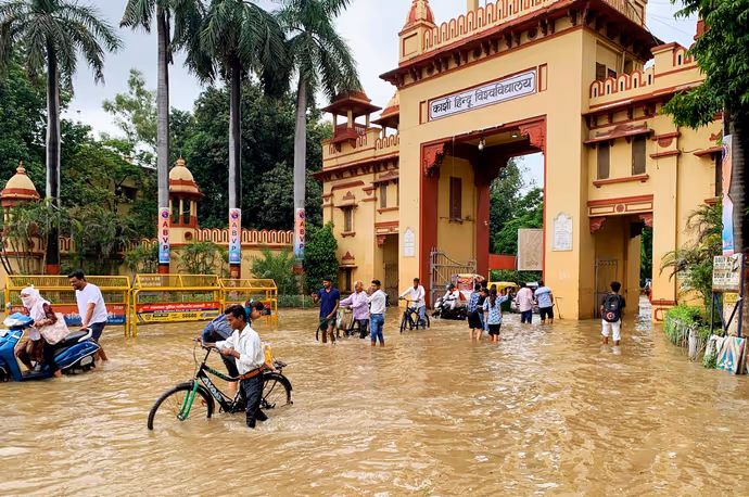 Flood Pics: बनारस से दिल्ली-गुरुग्राम तक बारिश से मचा हाहाकार, 10 तस्वीरों में तबाही का मंजर
