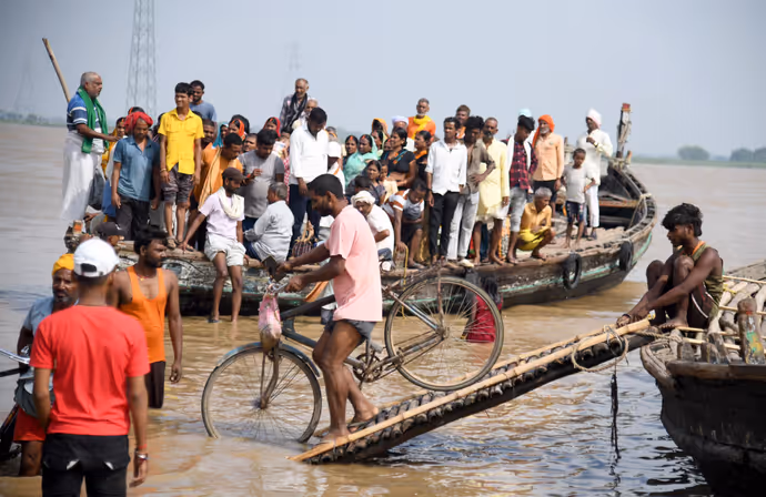 Flood Pics: बनारस से दिल्ली-गुरुग्राम तक बारिश से मचा हाहाकार, 10 तस्वीरों में तबाही का मंजर