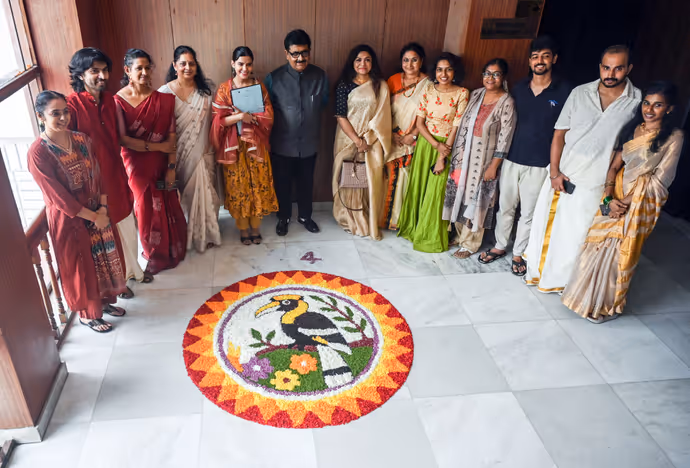 Onam 2026 Photos: कहीं सजे हाथी तो कहीं खिले फूलों के पूकलम, 10 तस्वीरों में देखें ओणम के रंग