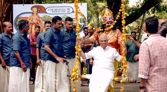 Onam 2026 Photos: कहीं सजे हाथी तो कहीं खिले फूलों के पूकलम, 10 तस्वीरों में देखें ओणम के रंग