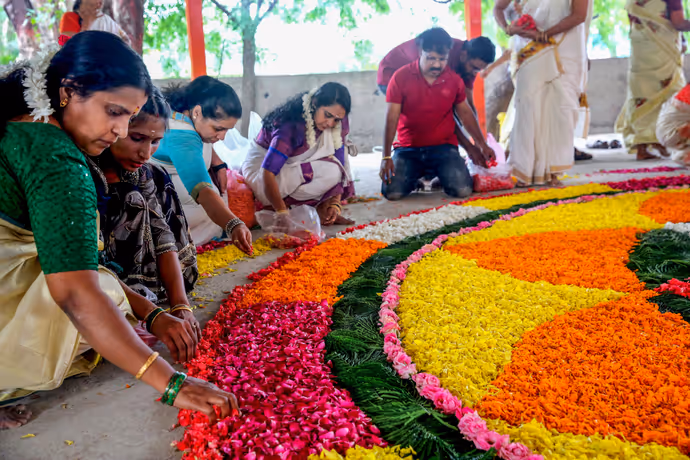 Onam 2026 Photos: कहीं सजे हाथी तो कहीं खिले फूलों के पूकलम, 10 तस्वीरों में देखें ओणम के रंग