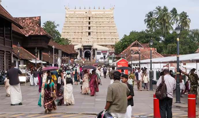 Onam 2026 Photos: कहीं सजे हाथी तो कहीं खिले फूलों के पूकलम, 10 तस्वीरों में देखें ओणम के रंग