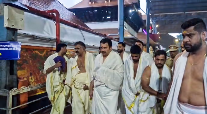 Onam 2026 Photos: कहीं सजे हाथी तो कहीं खिले फूलों के पूकलम, 10 तस्वीरों में देखें ओणम के रंग