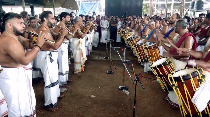 Onam 2026 Photos: कहीं सजे हाथी तो कहीं खिले फूलों के पूकलम, 10 तस्वीरों में देखें ओणम के रंग