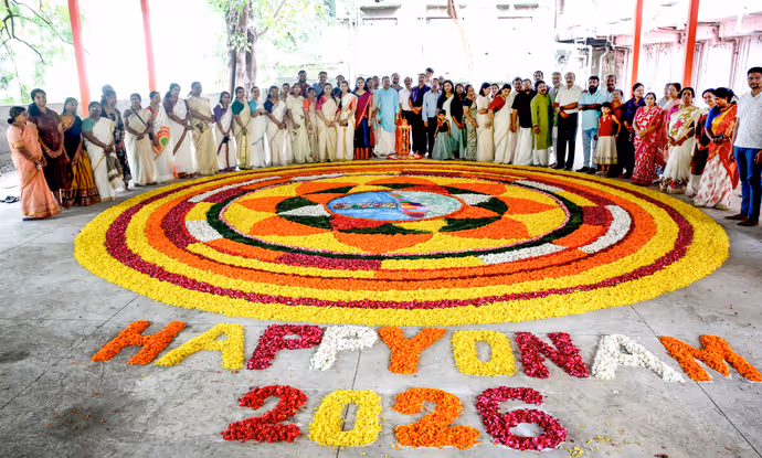 Onam 2026 Photos: कहीं सजे हाथी तो कहीं खिले फूलों के पूकलम, 10 तस्वीरों में देखें ओणम के रंग
