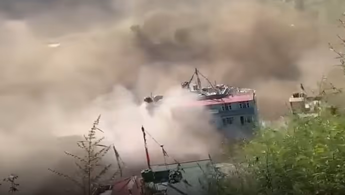Nepal Flood: तिब्बत से आए सैलाब ने मचाई तबाही, 8 PHOTO में कैसे तिनकों की तरह बहे पुल-सड़कें और घर