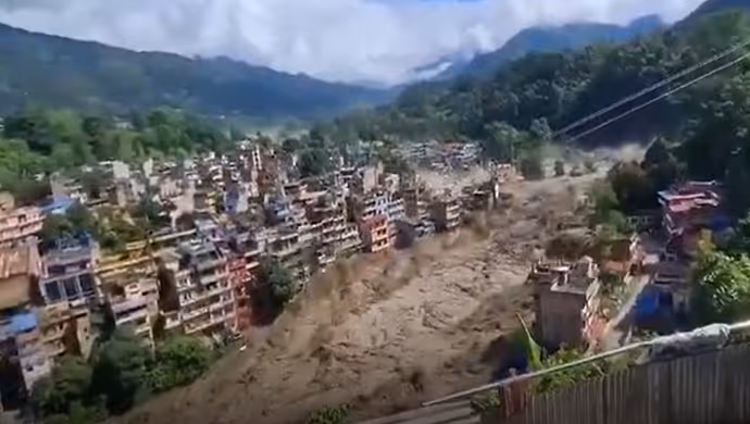 Nepal Flood: तिब्बत से आए सैलाब ने मचाई तबाही, 8 PHOTO में कैसे तिनकों की तरह बहे पुल-सड़कें और घर