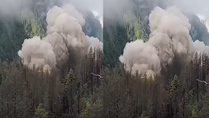 Nepal Flood: तिब्बत से आए सैलाब ने मचाई तबाही, 8 PHOTO में कैसे तिनकों की तरह बहे पुल-सड़कें और घर