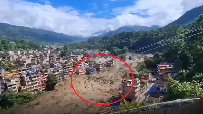 Nepal Flood: तिब्बत से आए सैलाब ने मचाई तबाही, 8 PHOTO में कैसे तिनकों की तरह बहे पुल-सड़कें और घर