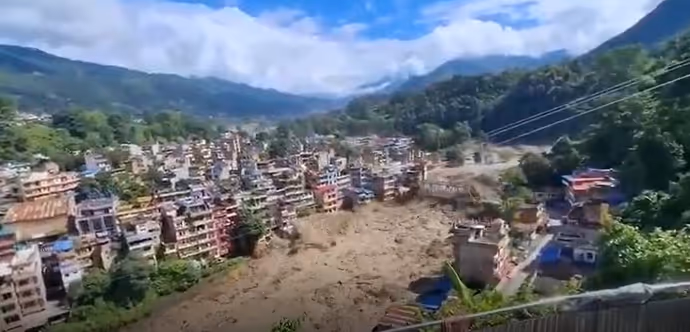 Nepal Flood: तिब्बत से आए सैलाब ने मचाई तबाही, 8 PHOTO में कैसे तिनकों की तरह बहे पुल-सड़कें और घर