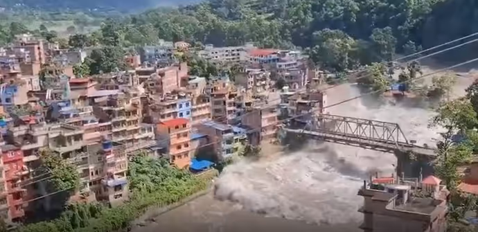 Nepal Flood: तिब्बत से आए सैलाब ने मचाई तबाही, 8 PHOTO में कैसे तिनकों की तरह बहे पुल-सड़कें और घर