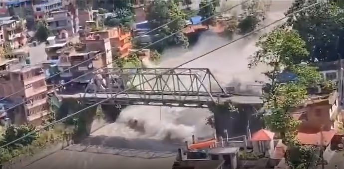 Nepal Flood: तिब्बत से आए सैलाब ने मचाई तबाही, 8 PHOTO में कैसे तिनकों की तरह बहे पुल-सड़कें और घर