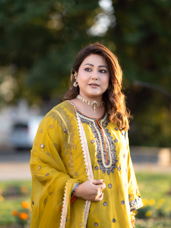 हिना खान पीले सूट में लगीं बेहद हसीन, 10 PHOTOS में देखें टीवी की संस्कारी बहू का लुक