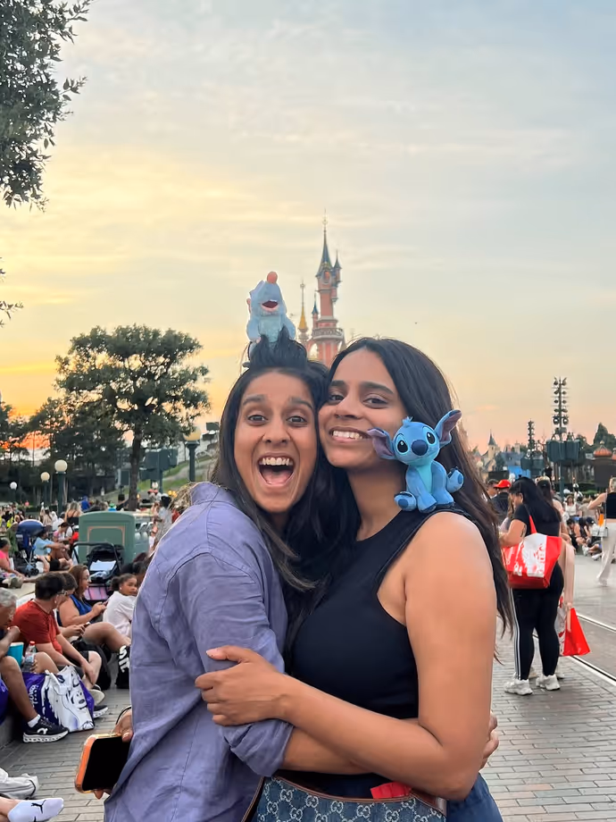 पेरिस में जेमिमा का मस्तीभरा अंदाज, दोस्तों संग डिज्नीलैंड में खूब की धमाल- Photos